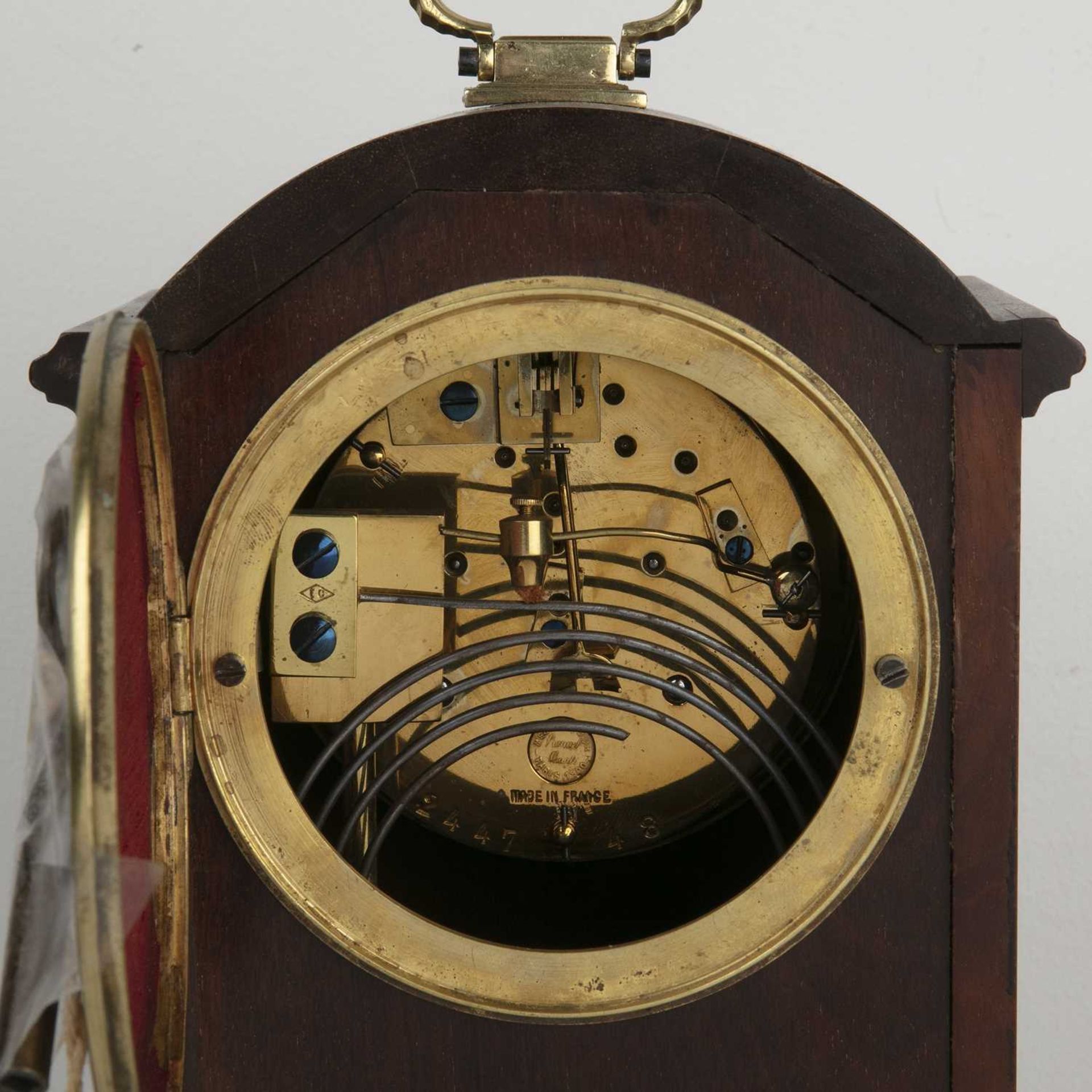 Mahogany and inlaid mantel clock Edwardian, with a striking movement, 25cm high Provenance: The - Bild 4 aus 4