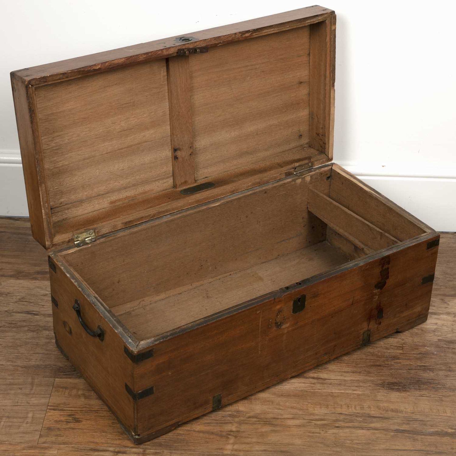Small campaign teak trunk 19th Century, with brass handle and mounts, 70cm wide, 34cm deep, 29.5cm - Image 5 of 6