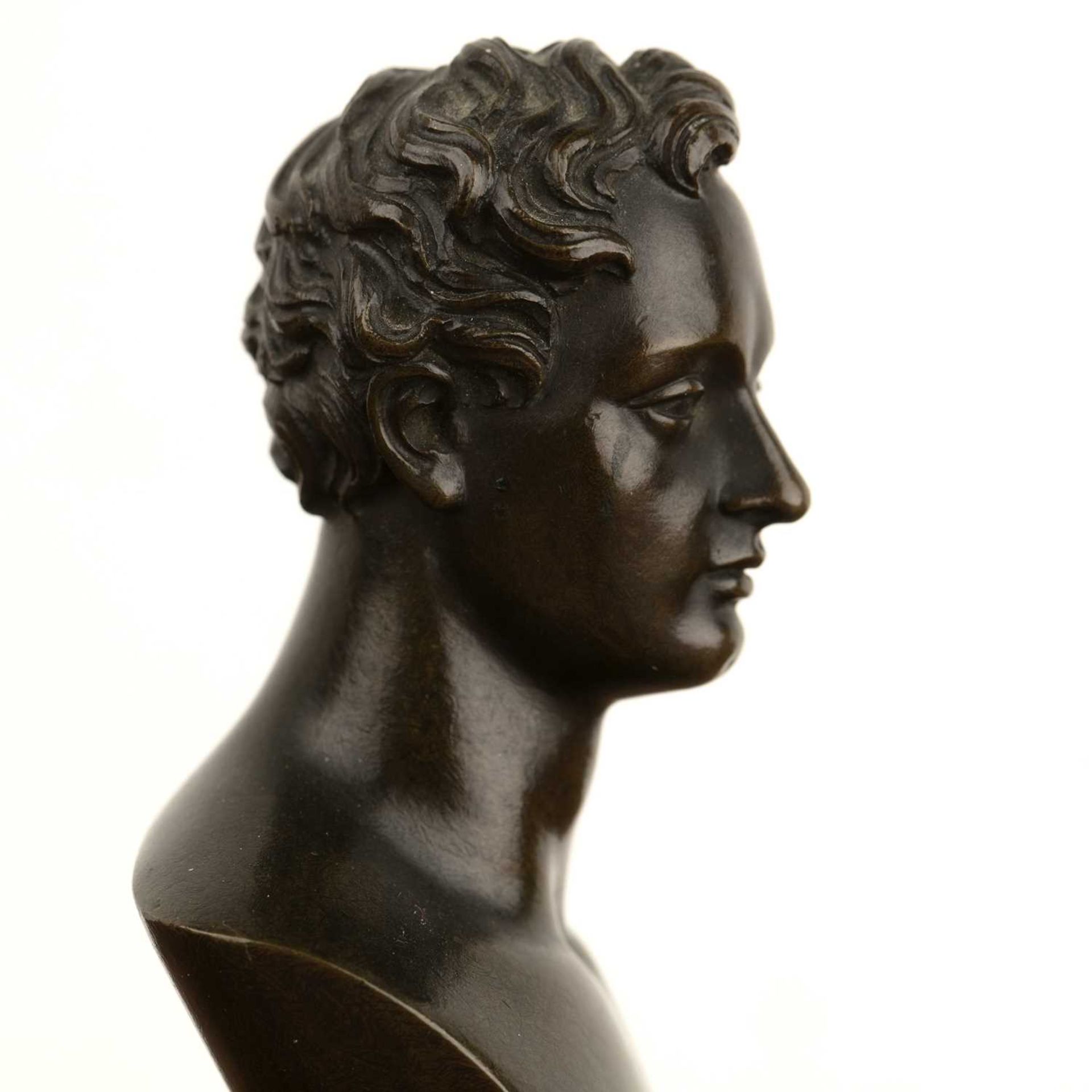 19th Century English School bronze bust of a male, on a green marble stepped plinth, 17cm high - Bild 5 aus 6
