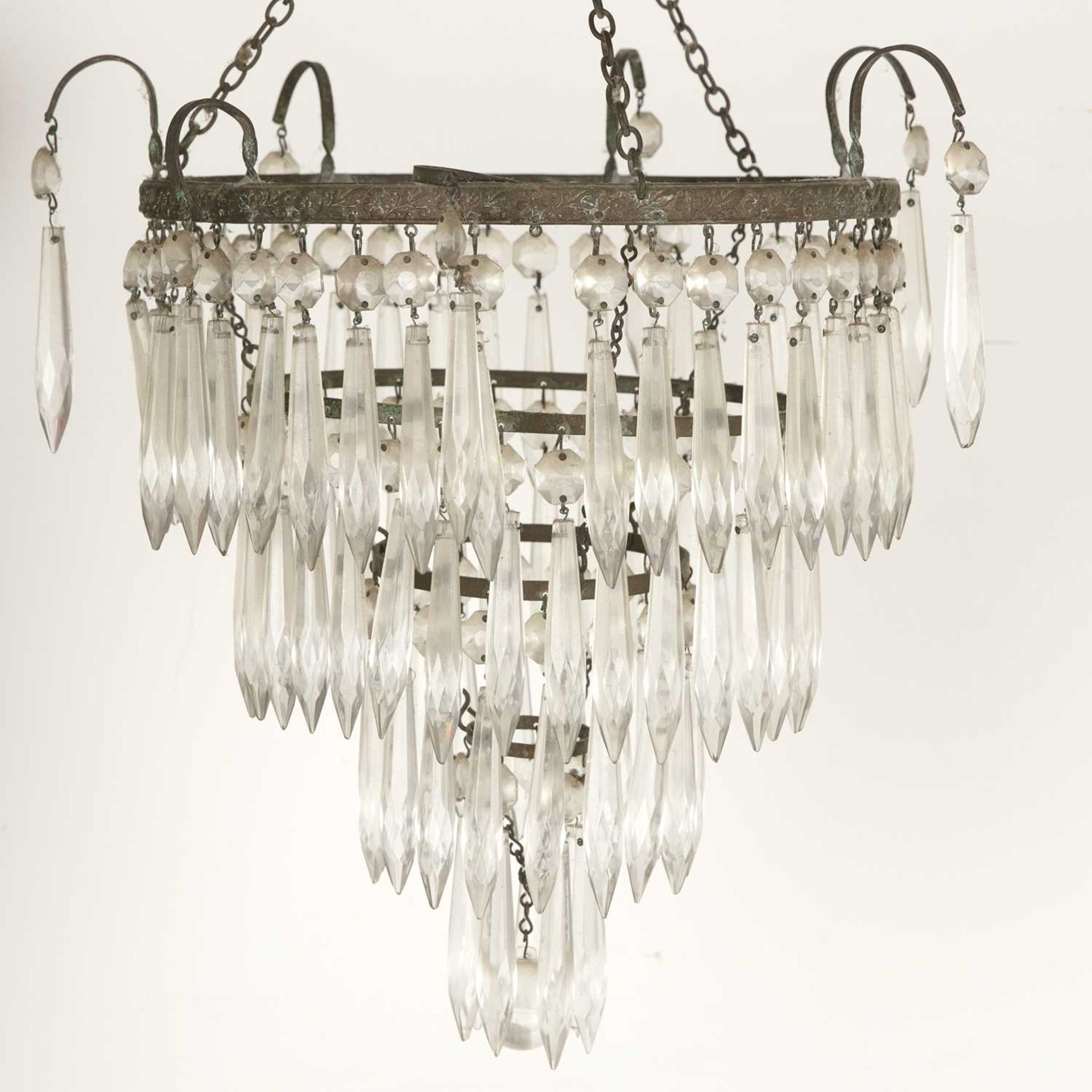 Continental gilt metal and cut glass chandelier 20th Century, decorated with flowers to the gilt - Bild 2 aus 2