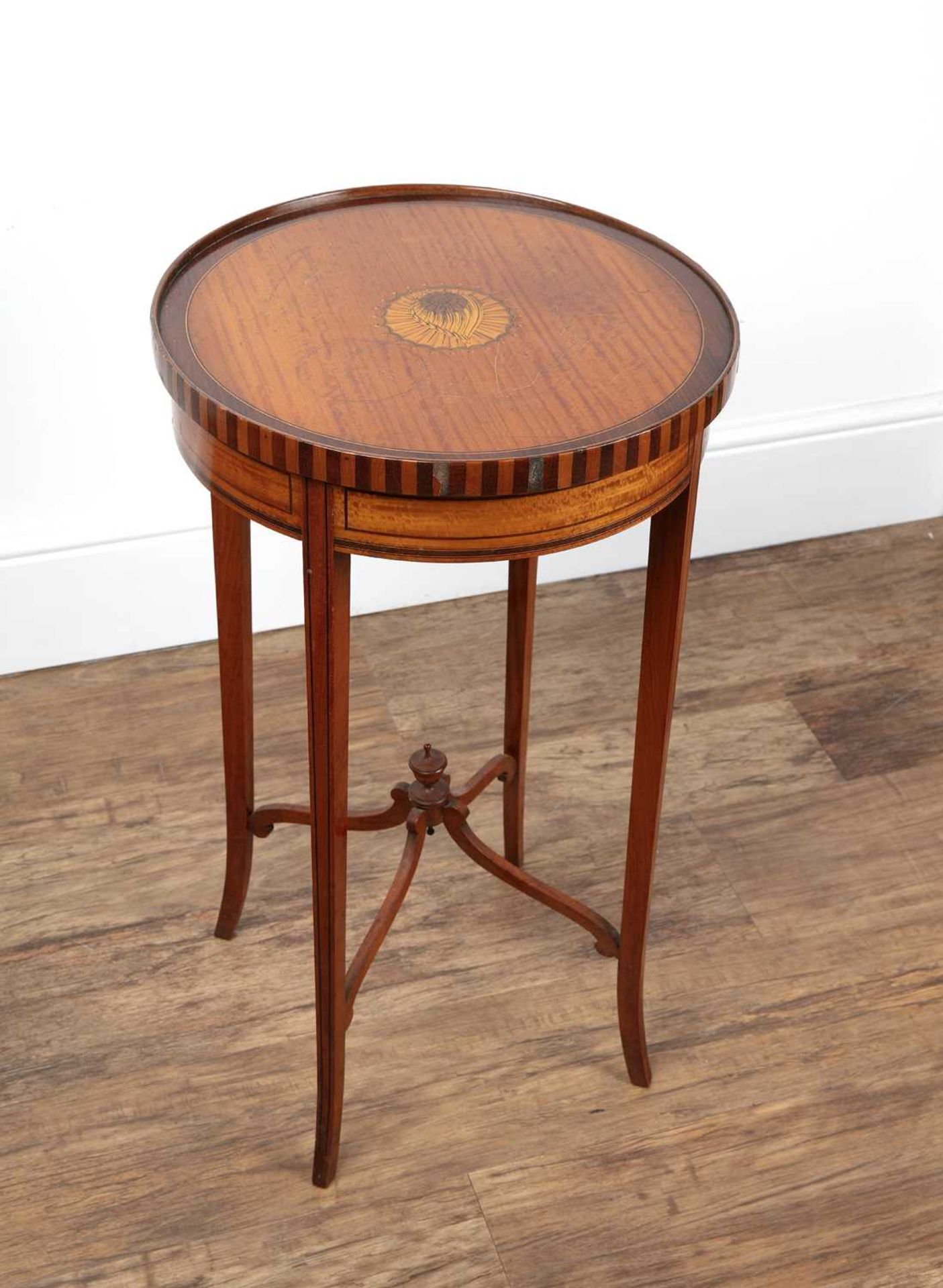 Satinwood circular occasional table Edwardian, with inlaid decoration, 41cm diameter x 70 cm - Bild 3 aus 4