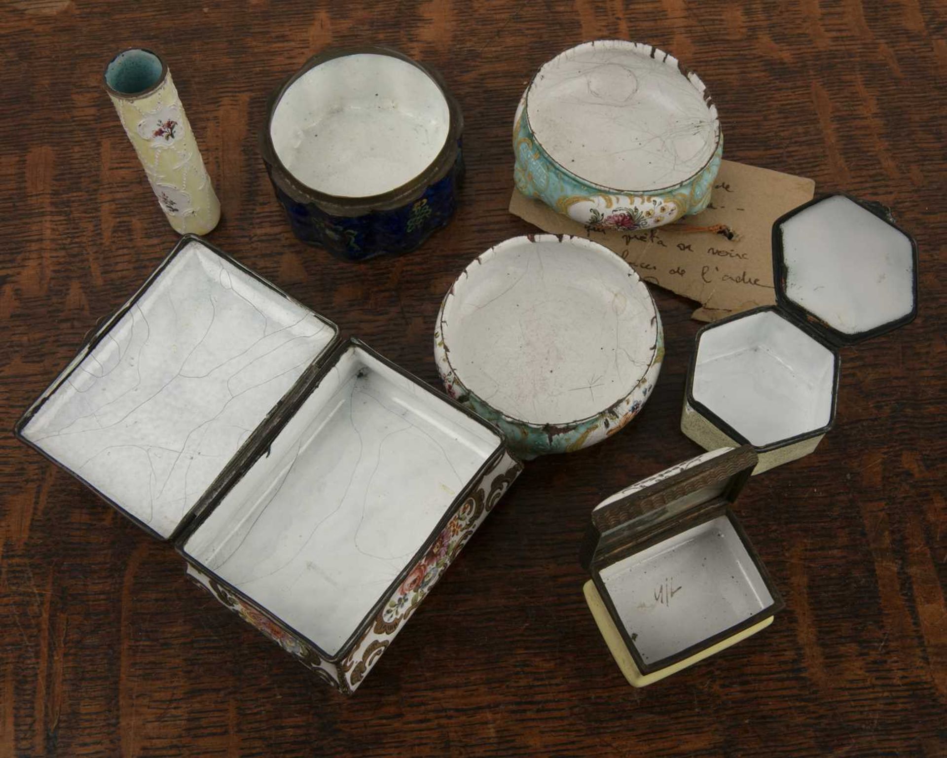 Group of enamel pieces including a Battersea box painted with a peacock, 7.5cm, two French enamel - Bild 3 aus 3