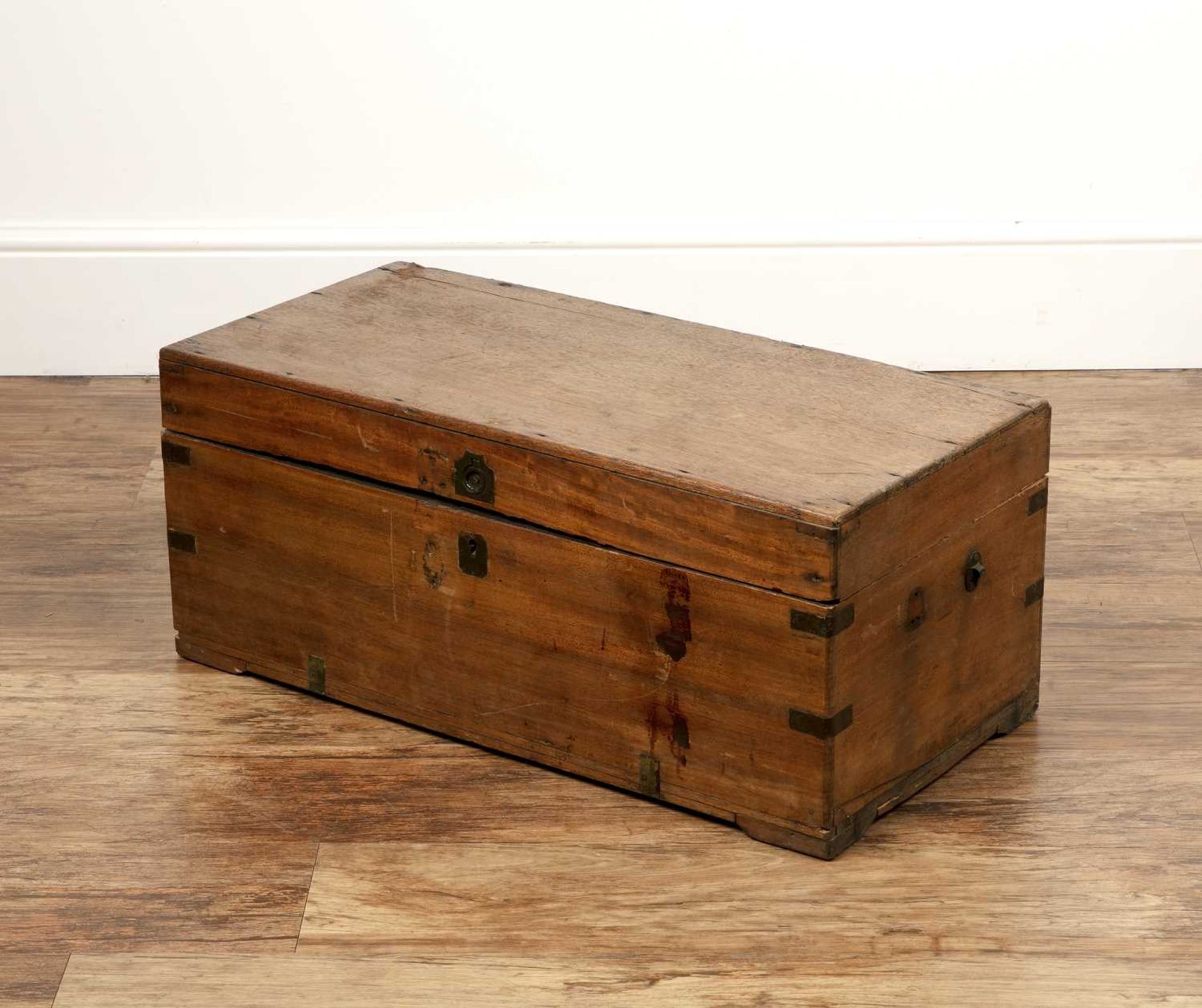 Small campaign teak trunk 19th Century, with brass handle and mounts, 70cm wide, 34cm deep, 29.5cm - Image 3 of 6
