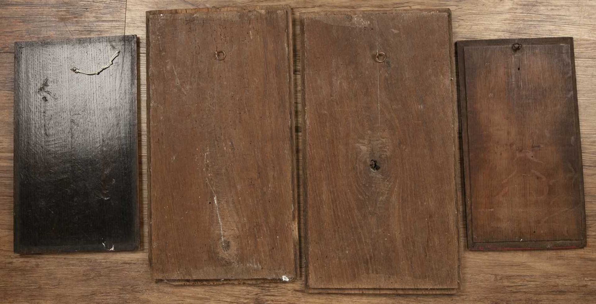Pair of carved oak panels with carved decoration of figures, 47cm x 25cm and two other carved - Bild 2 aus 2