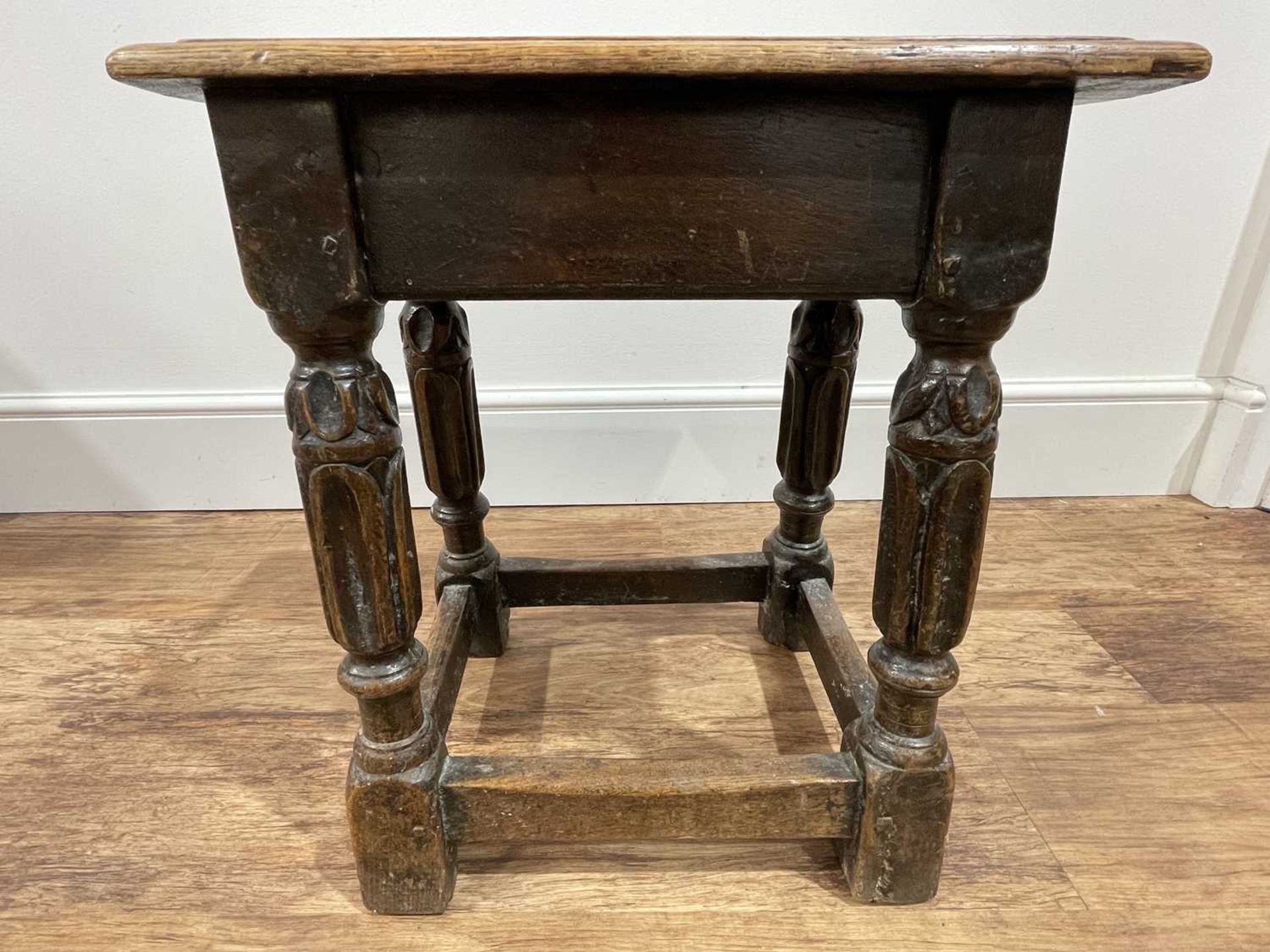 Oak joint stool 18th Century, with carved decoration, 43cm x 27.5cm x 48cm Provenance: The - Bild 5 aus 5