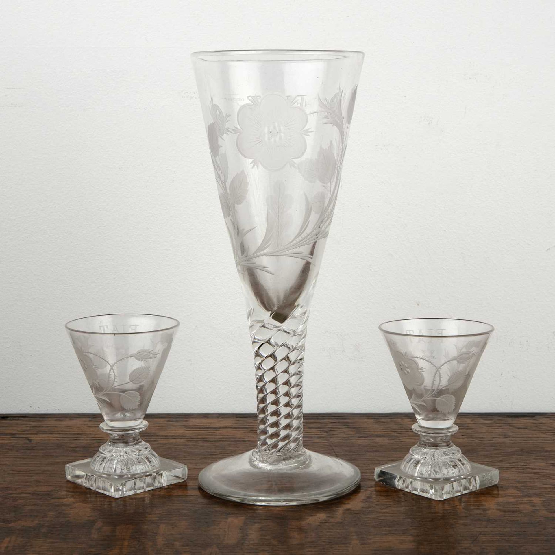 Jacobite revival 'Fiat' glass of trumpet form, engraved with Fiat above a star and oakleaf, 27cm - Bild 2 aus 2