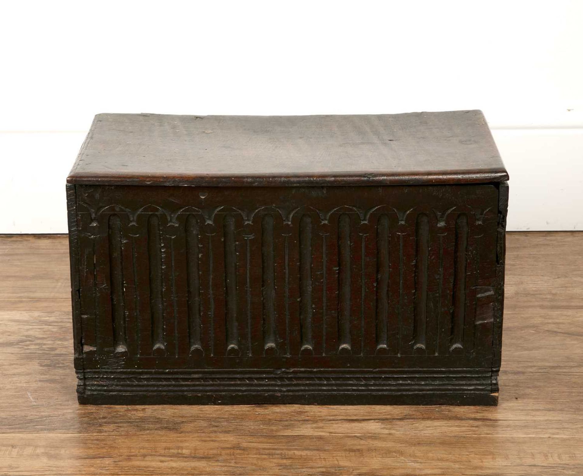 Oak carved box 18th Century, with repeating arch decoration to the front panel, 45cm wide x 27cm - Bild 2 aus 6