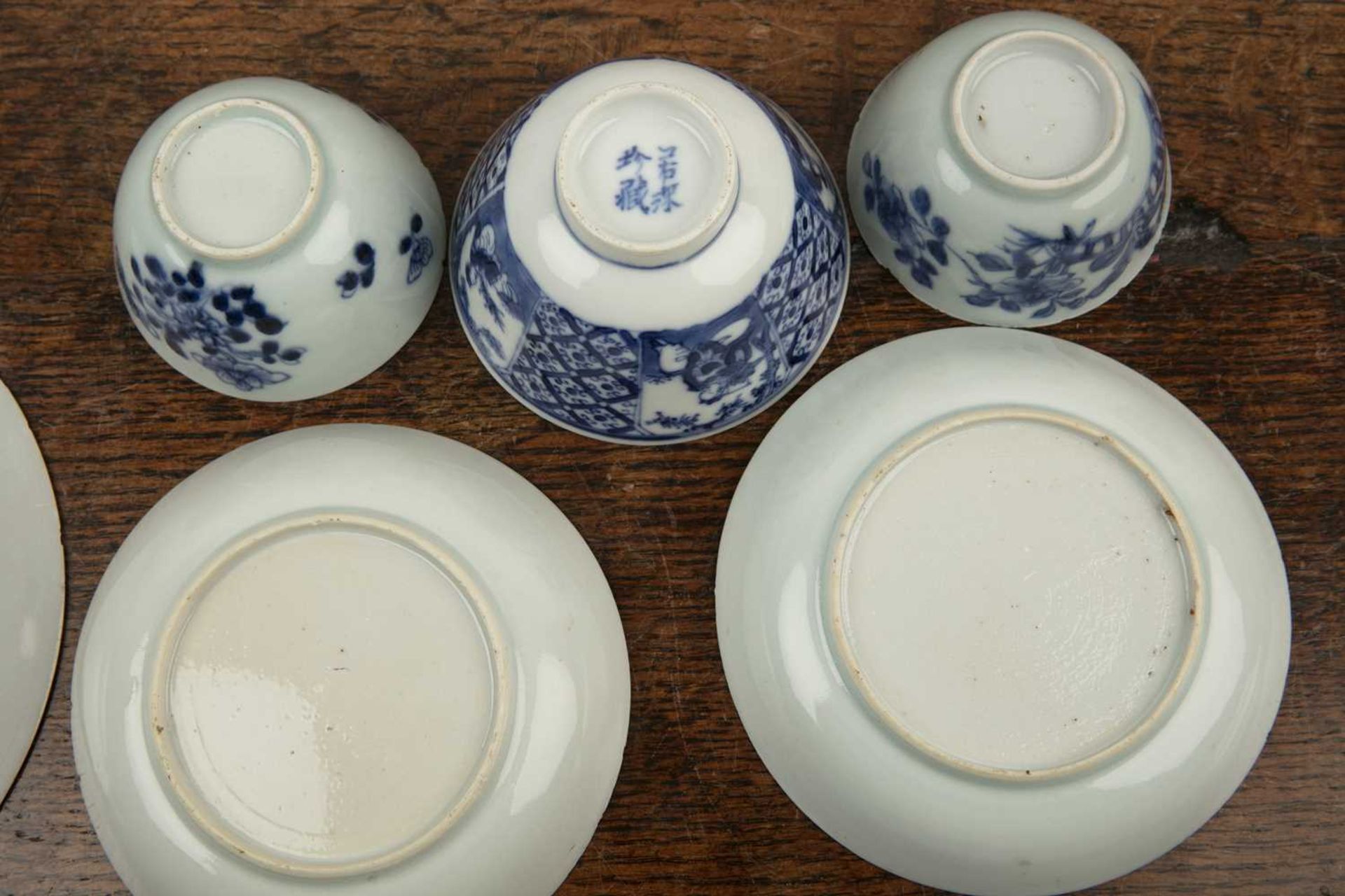 Group of pieces Chinese and Japanese, including an early 19th Century blue and white bowl with - Image 2 of 4