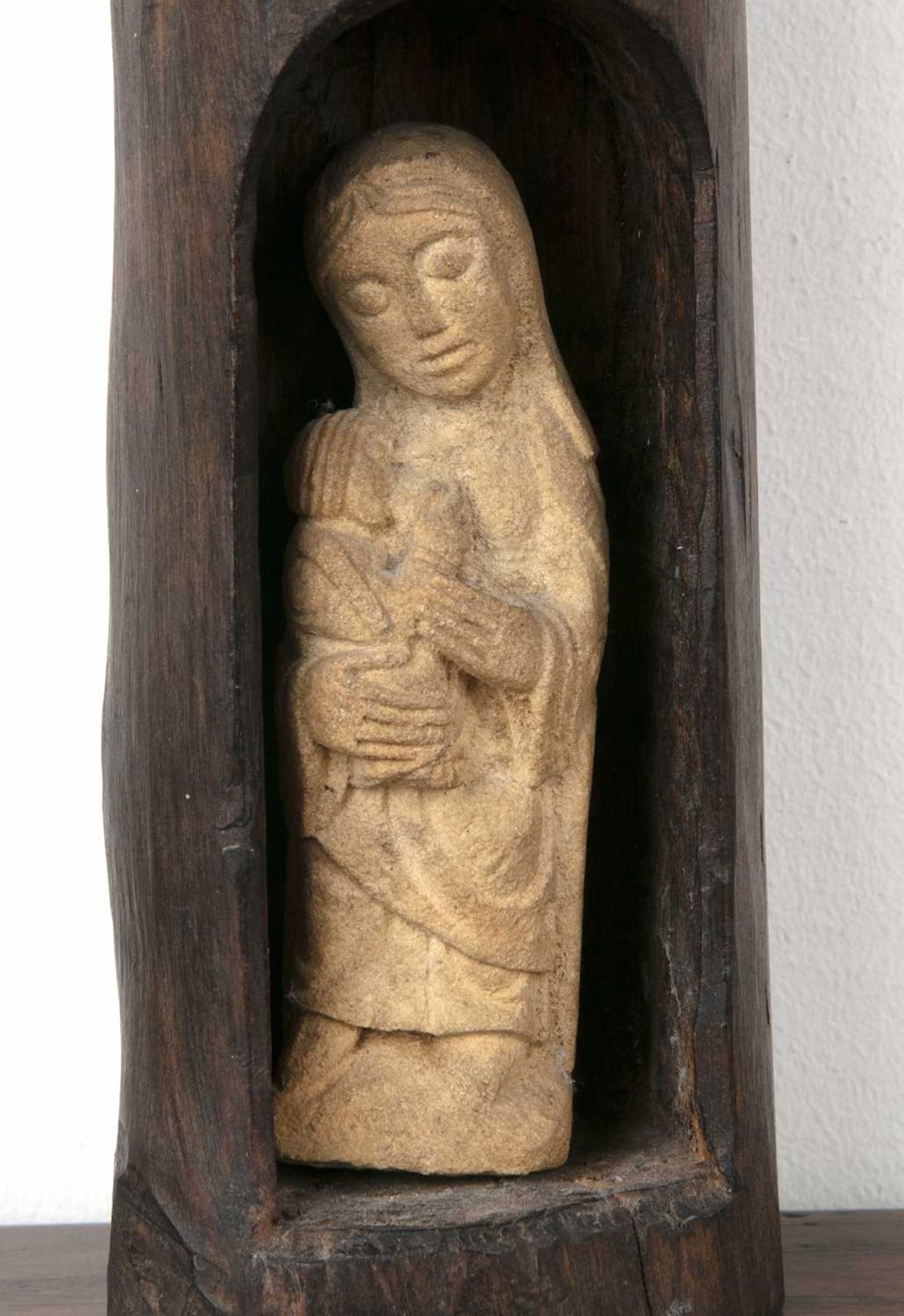 After Eric Gill (182-1940) carved stone Madonna and child in wooden carved stand, stone carving - Bild 4 aus 4
