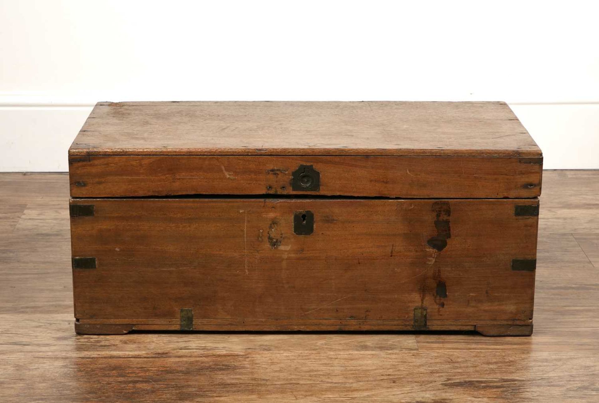 Small campaign teak trunk 19th Century, with brass handle and mounts, 70cm wide, 34cm deep, 29.5cm - Image 2 of 6