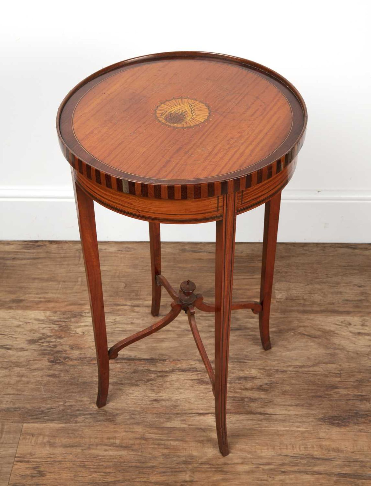 Satinwood circular occasional table Edwardian, with inlaid decoration, 41cm diameter x 70 cm - Bild 4 aus 4