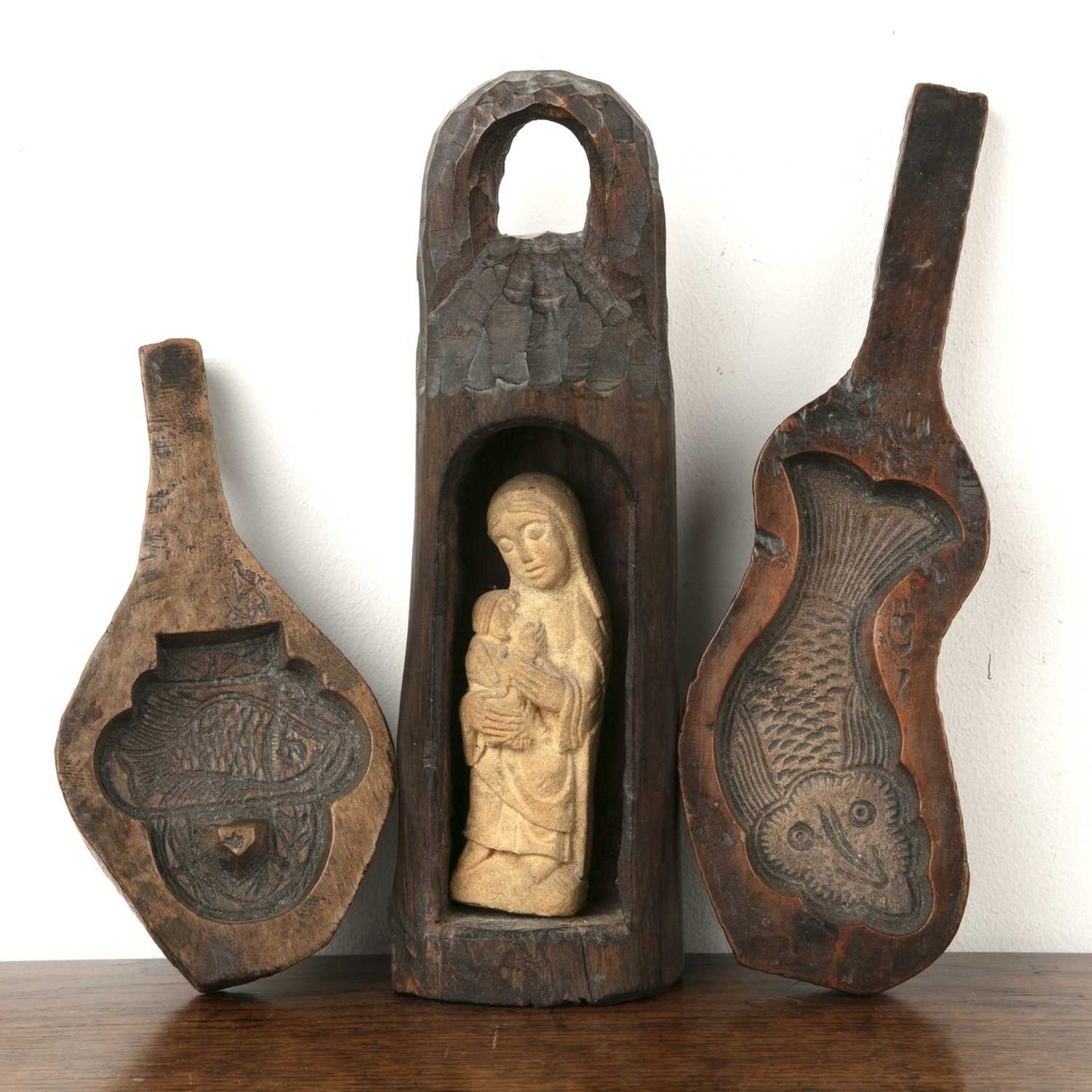 After Eric Gill (182-1940) carved stone Madonna and child in wooden carved stand, stone carving - Bild 2 aus 4