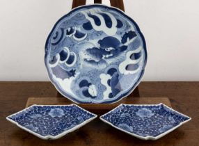 Arita blue and white porcelain small charger Japanese, 18th Century painted with a dragon, 32cm