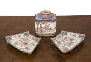 Enamel tea caddy Chinese, 19th Century painted with scholars, 10cm high, and a pair of enamel hors