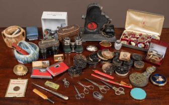 Various collectors items and bijouterie