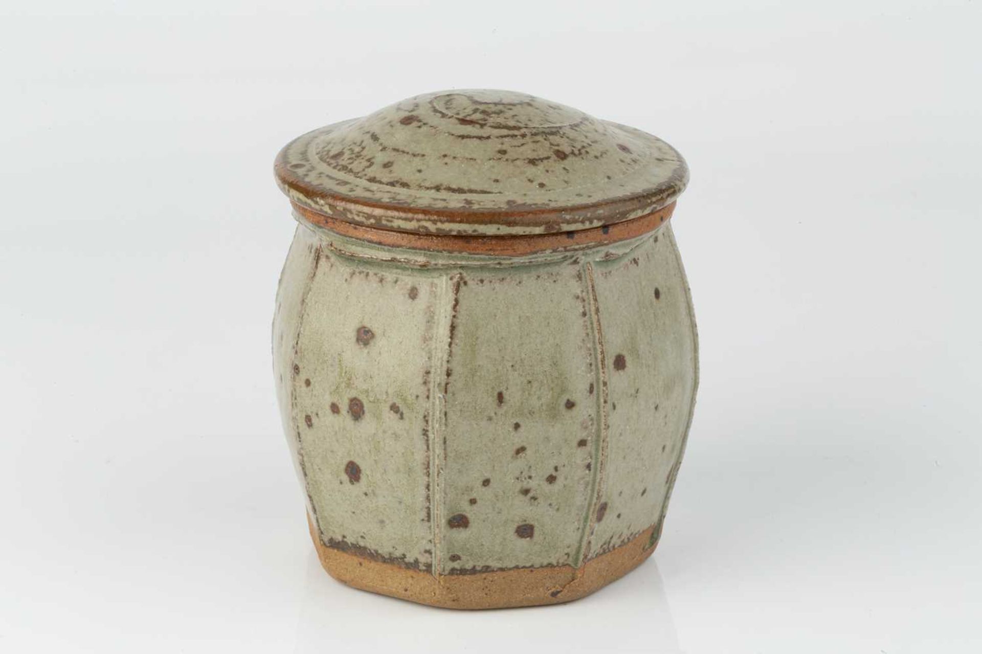 Richard Batterham (1936-2021) Jar and cover with cut sides and a light ash glaze 12cm high. - Bild 2 aus 3
