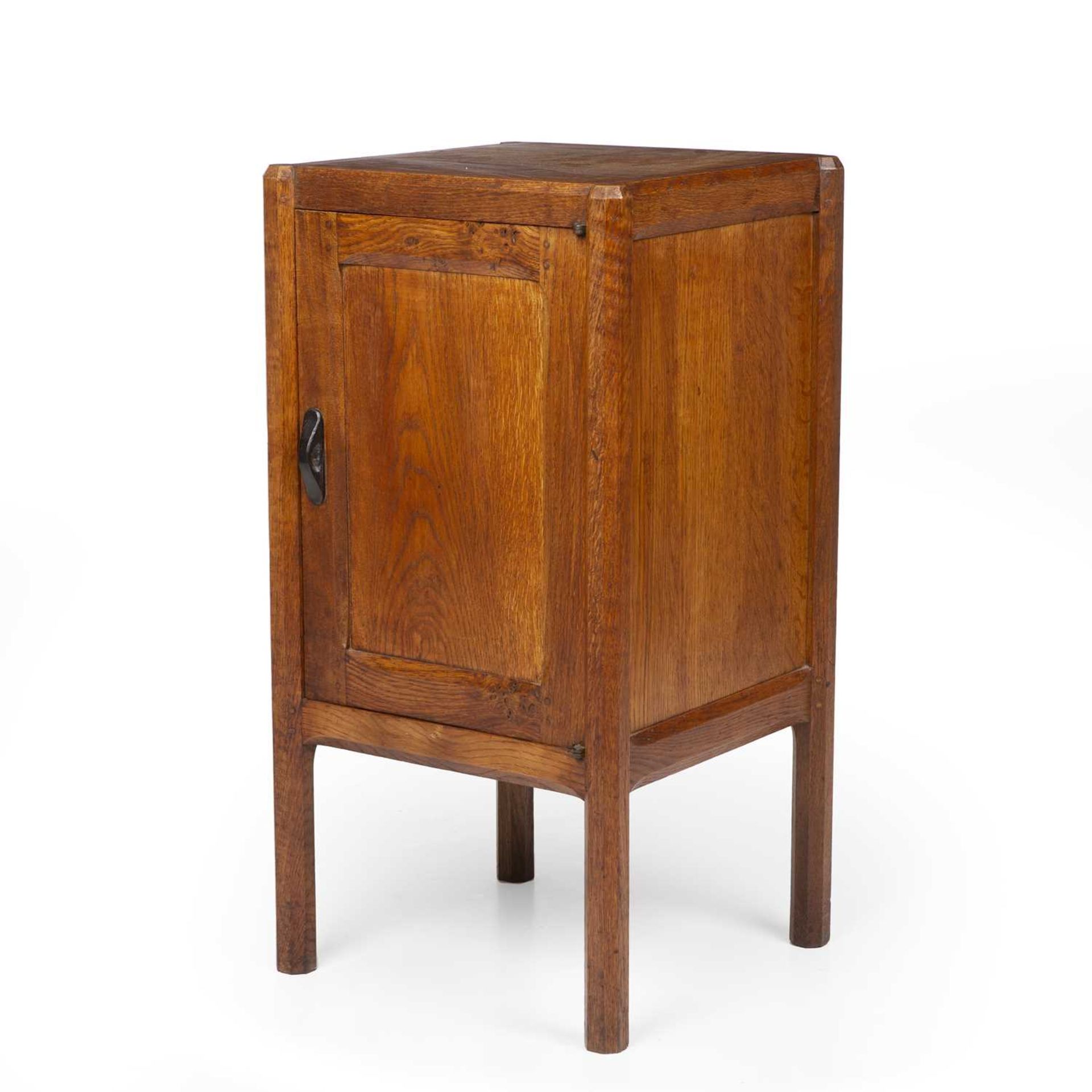 Gordon Russell (1892-1980) Small cupboard/bedside cabinet oak, with a cupboard door enclosing two - Bild 3 aus 7