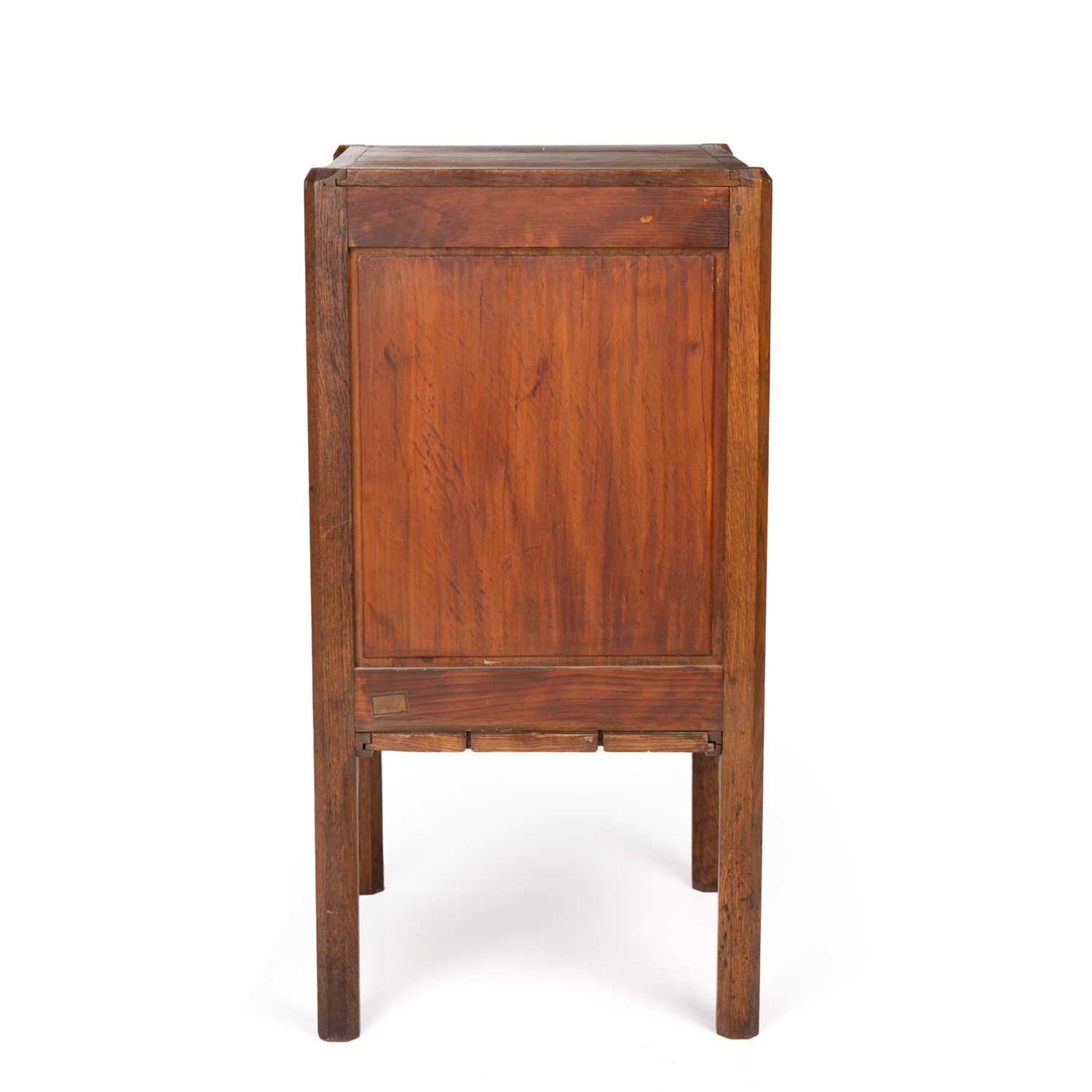 Gordon Russell (1892-1980) Small cupboard/bedside cabinet oak, with a cupboard door enclosing two - Bild 6 aus 7