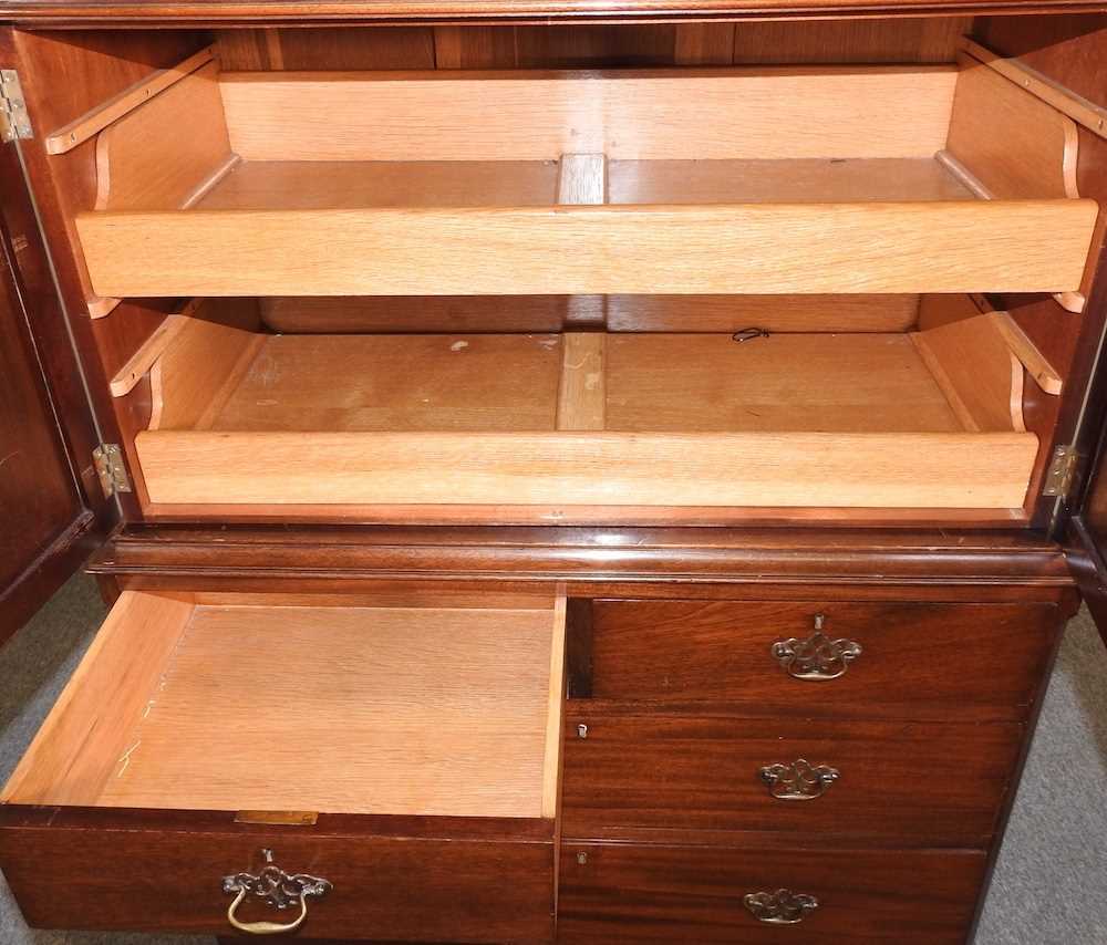 A cabinet on chest - Image 2 of 5