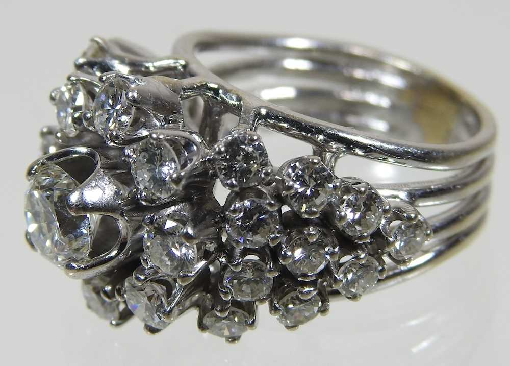 A diamond ring - Image 3 of 7