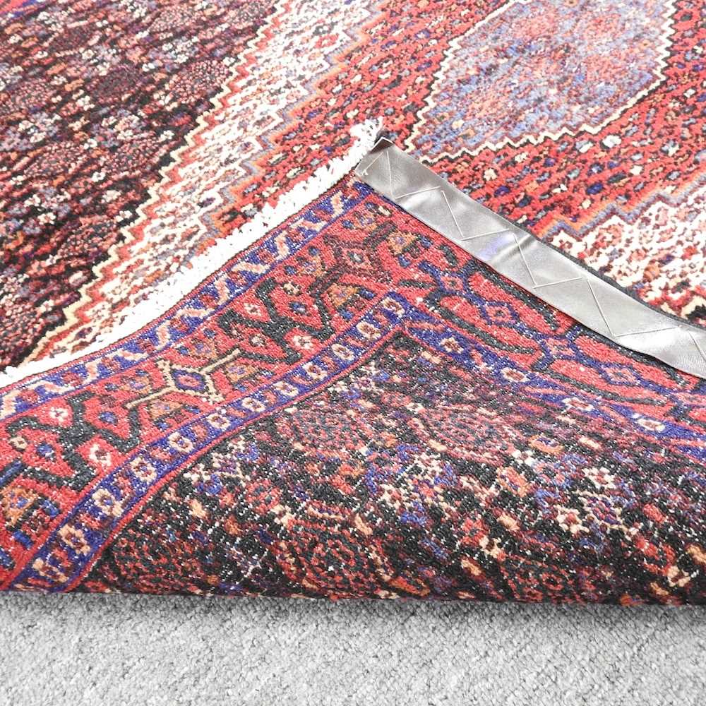 A Persian rug - Bild 2 aus 3