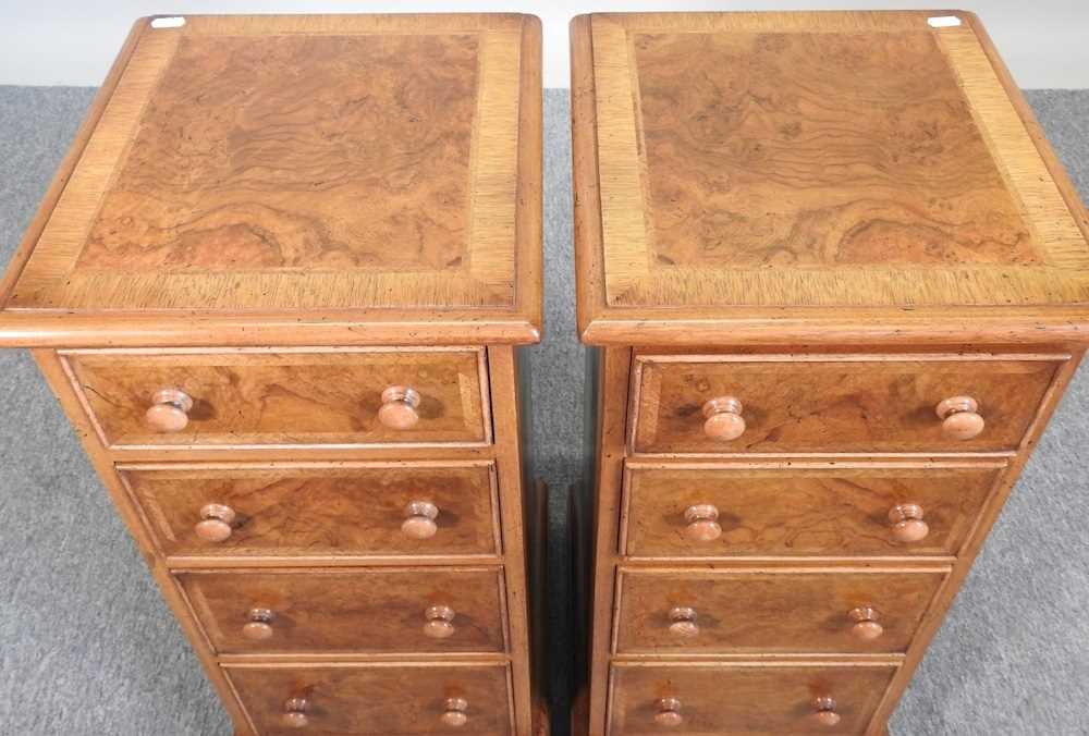 A pair of walnut bedside chests - Image 2 of 5