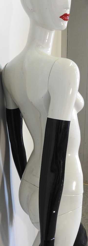 A mannequin - Image 3 of 4