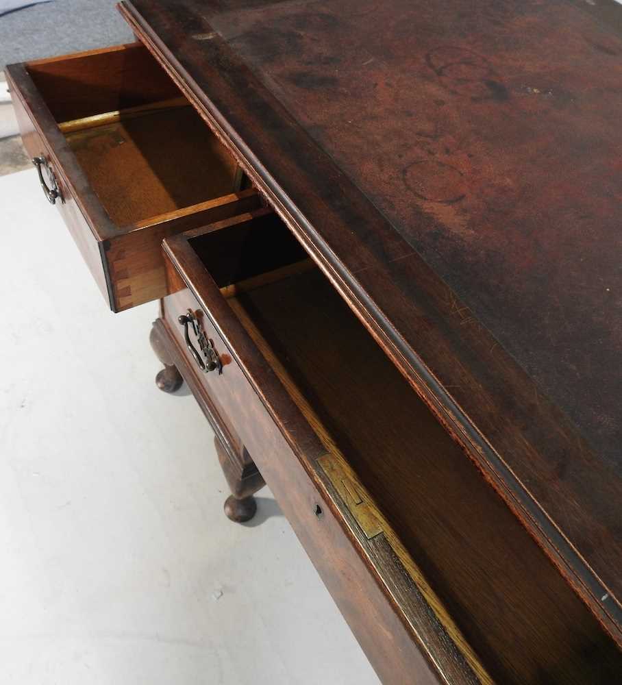 A reproduction pedestal desk - Image 3 of 5