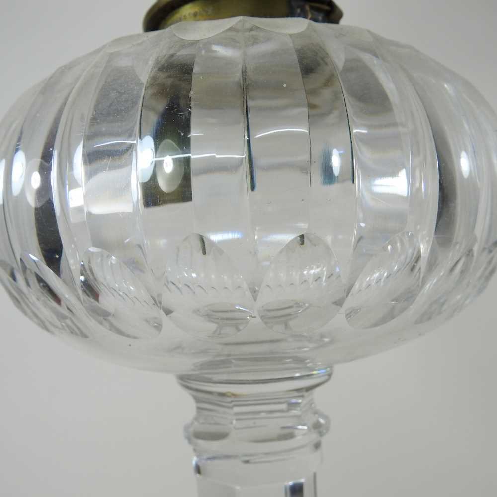 A glass oil lamp - Image 5 of 8