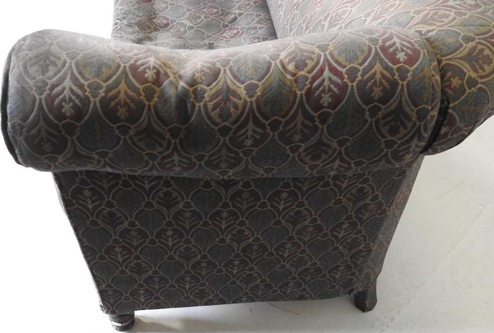 An early 20th century chesterfield sofa - Image 4 of 6