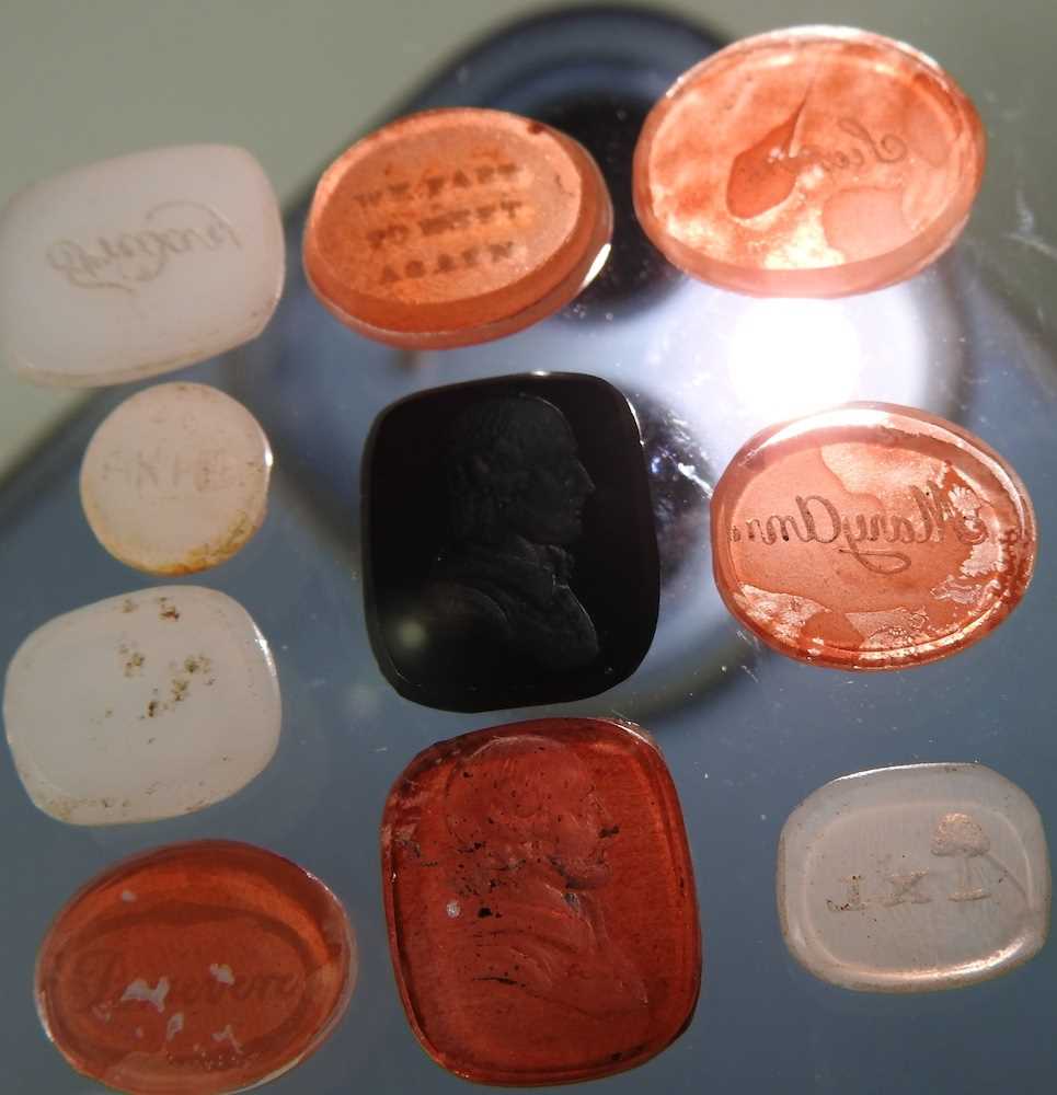 A collection of ten 19th century intaglio seals - Image 3 of 5