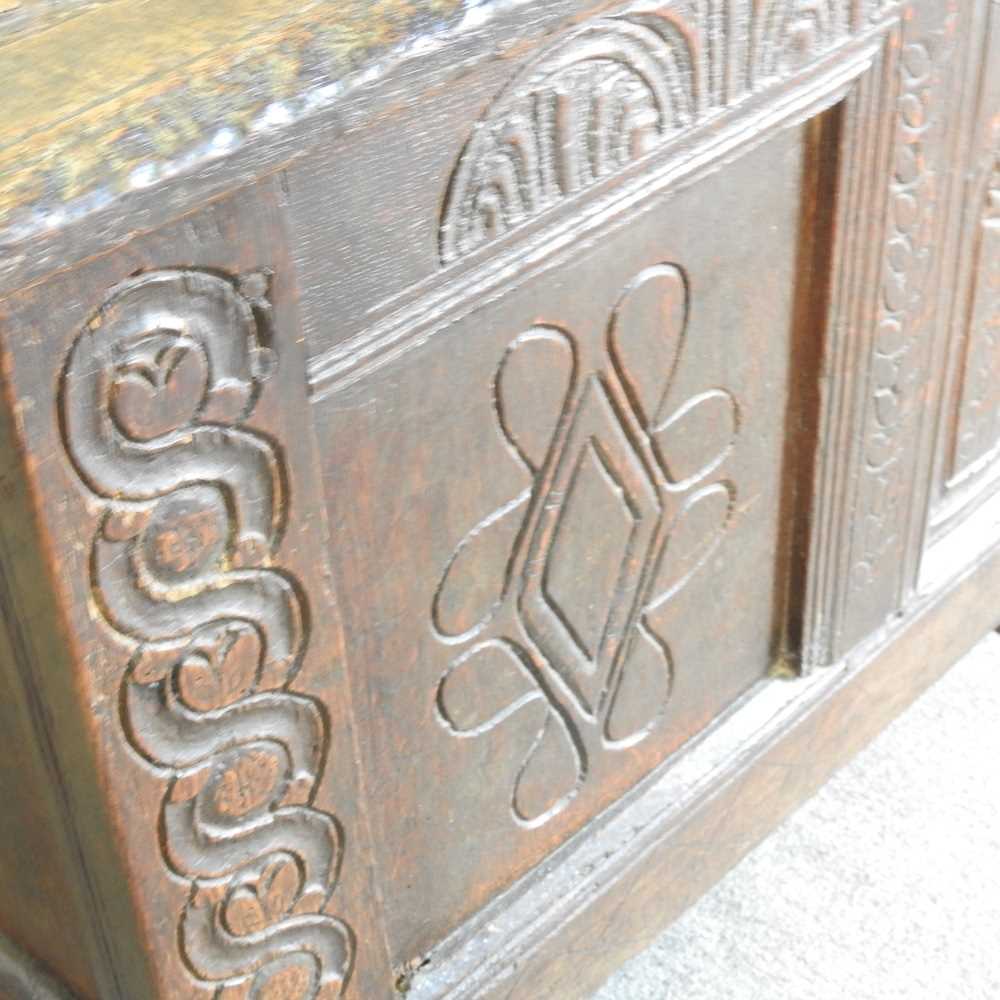 An 18th century oak coffer - Image 2 of 6