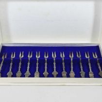 A set of twelve continental pastry forks