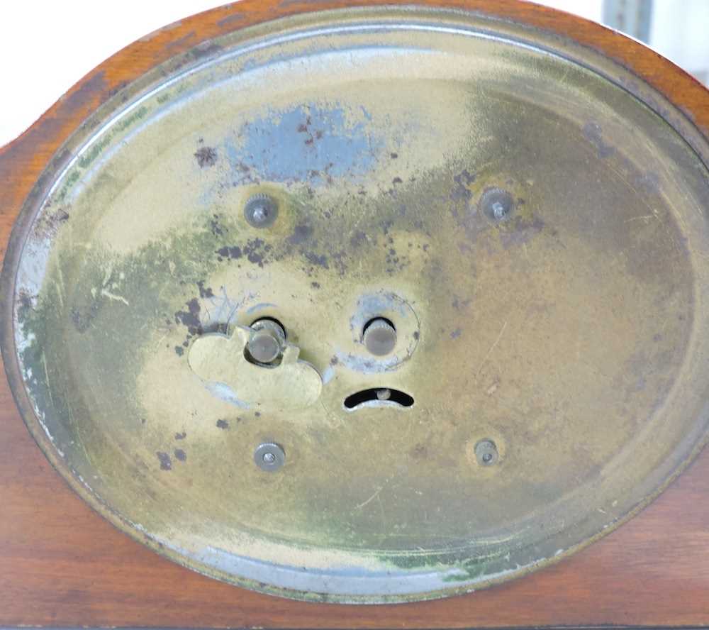 A gilt mantel clock under a glass dome - Image 6 of 12