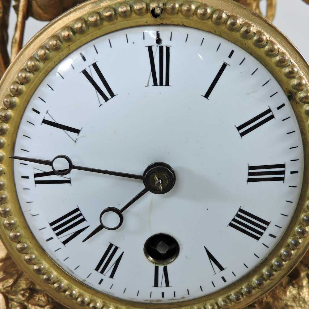 A gilt mantel clock under a glass dome - Image 8 of 12