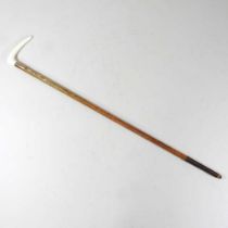 An early 20th century Swain and Adeney riding crop, with a gold collar and malacca shaft, 57cm long