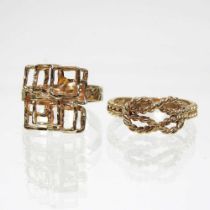 A 9 carat gold dress ring, of knotted ropetwist design, 2.3g, size M, together with a 9 carat