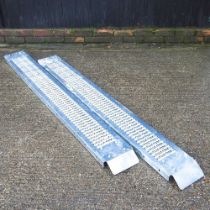 A pair of metal ramps, each 200cm (2)
