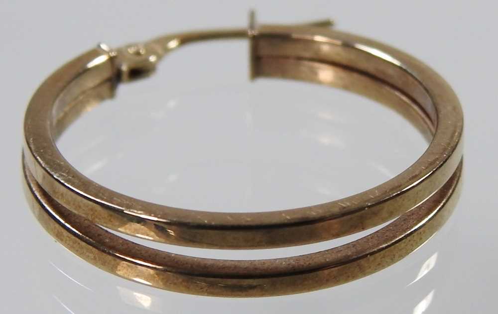 A pair of 9 carat gold hoop earrings, of twisted textured design, 2.4g, 22mm diameter, together with - Image 5 of 10