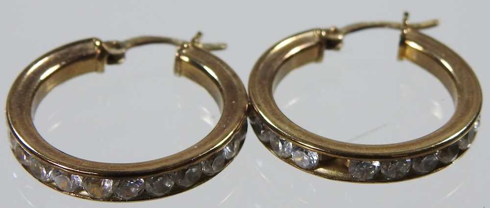 A pair of 9 carat gold hoop earrings, of twisted textured design, 2.4g, 22mm diameter, together with - Image 6 of 10