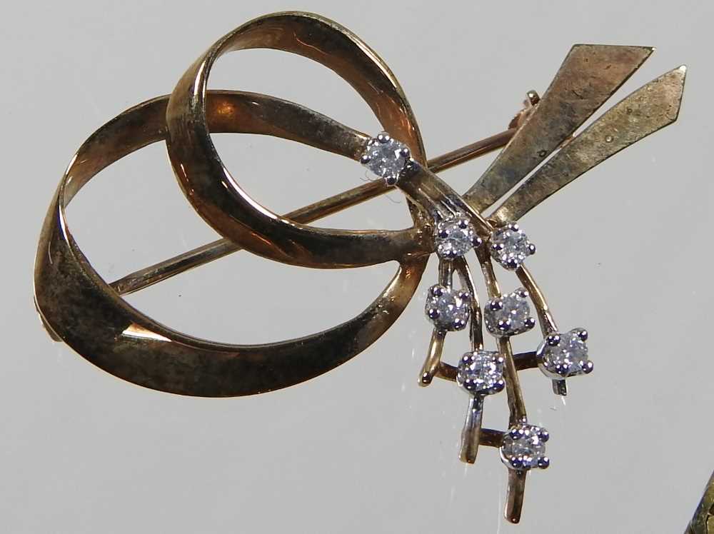 A 9 carat gold spray brooch, set with eight diamonds, with a pin back, 3g, 35mm wide, cased, - Image 5 of 9