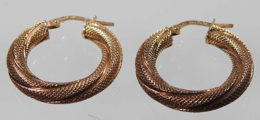 A pair of 9 carat gold hoop earrings, of twisted textured design, 2.4g, 22mm diameter, together with - Image 2 of 10