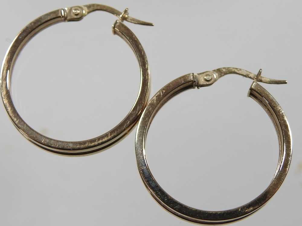 A pair of 9 carat gold hoop earrings, of twisted textured design, 2.4g, 22mm diameter, together with - Image 4 of 10