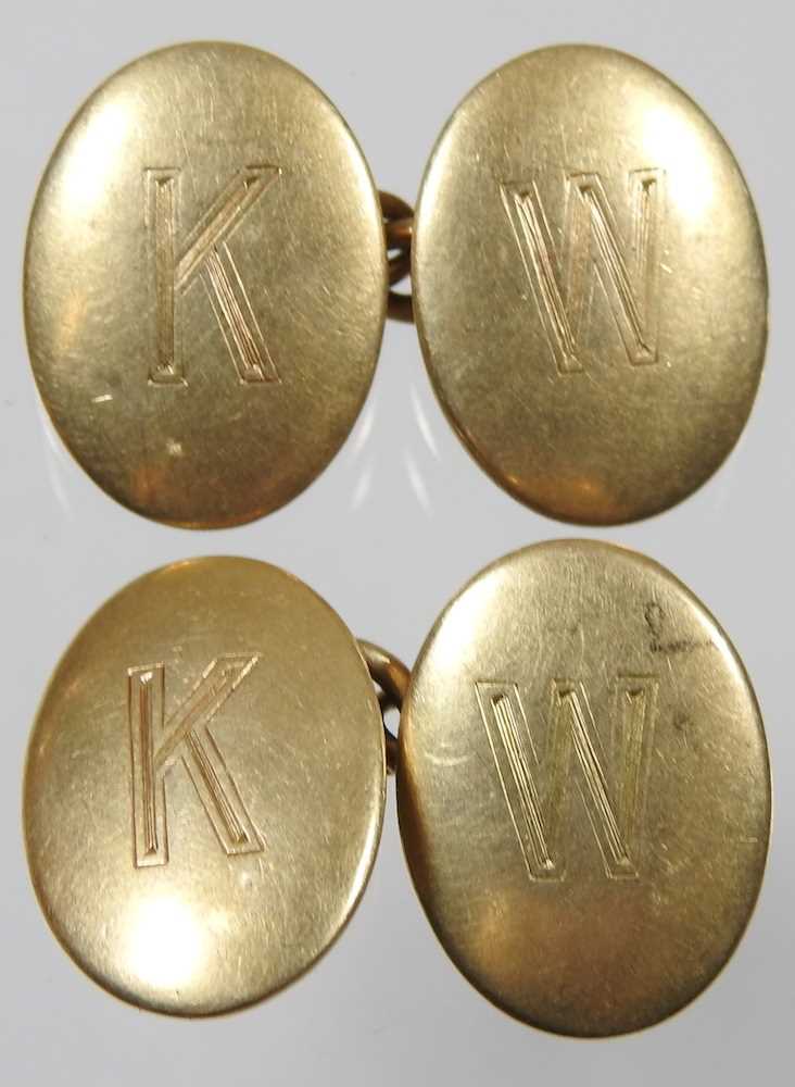 A pair of 18 carat gold cufflinks, of oval shape, engraved with monogram KM, 14g, together with a - Image 3 of 5