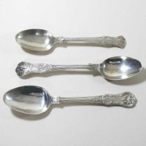 A pair of Victorian silver Kings pattern teaspoons, together with another, 98g (3)