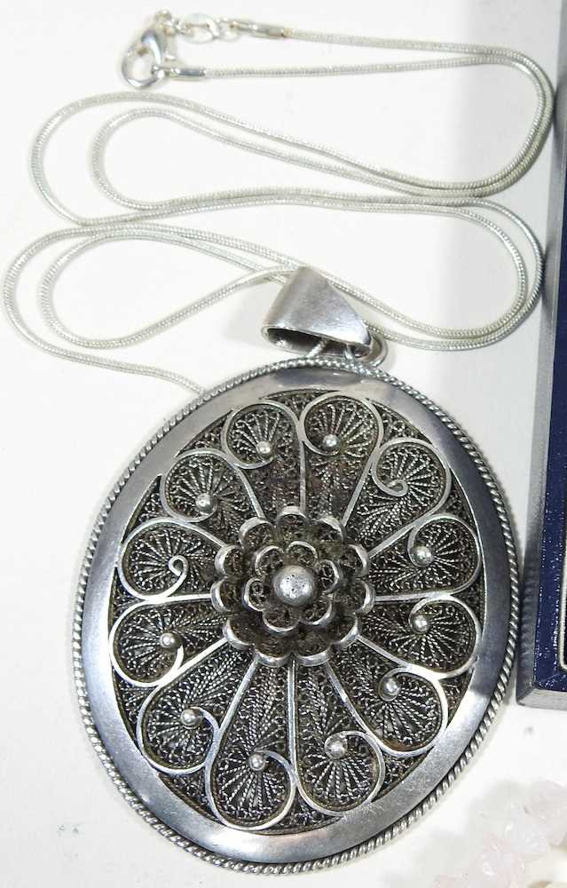 A large filigree pendant necklace, together with a crystal necklace and a simulated pearl four - Image 4 of 7