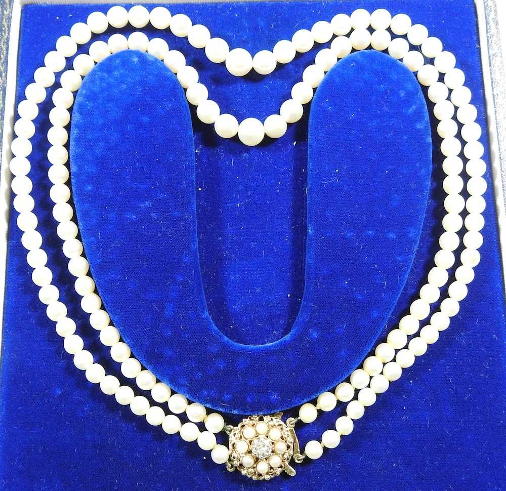 A double strand cultured pearl necklace, with an ornate 9 carat gold clasp set with a central - Image 6 of 6