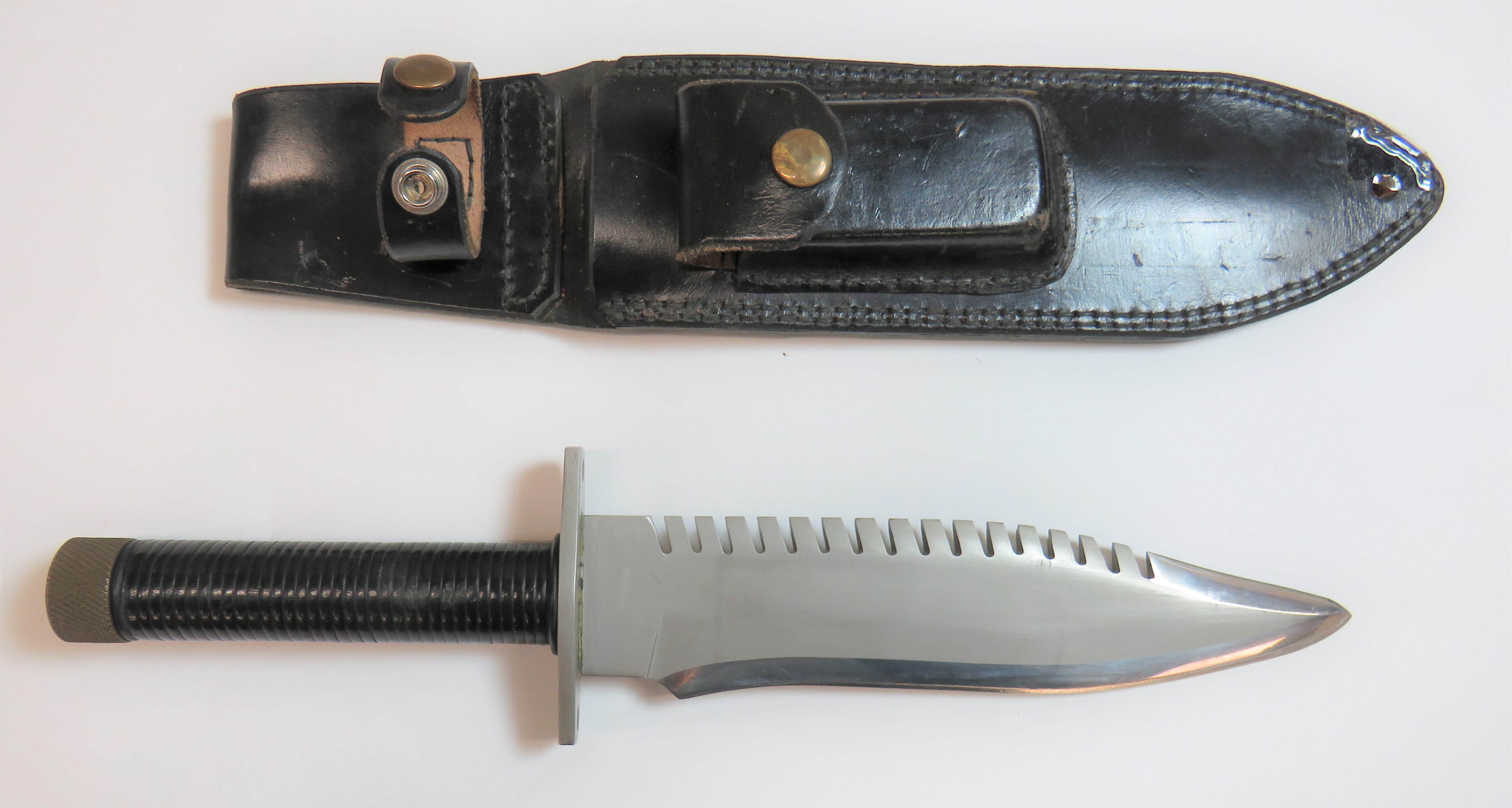 Modern Combat Survival Knife Single edged blade with rear sawback edge,steel crossguard . Ribbed