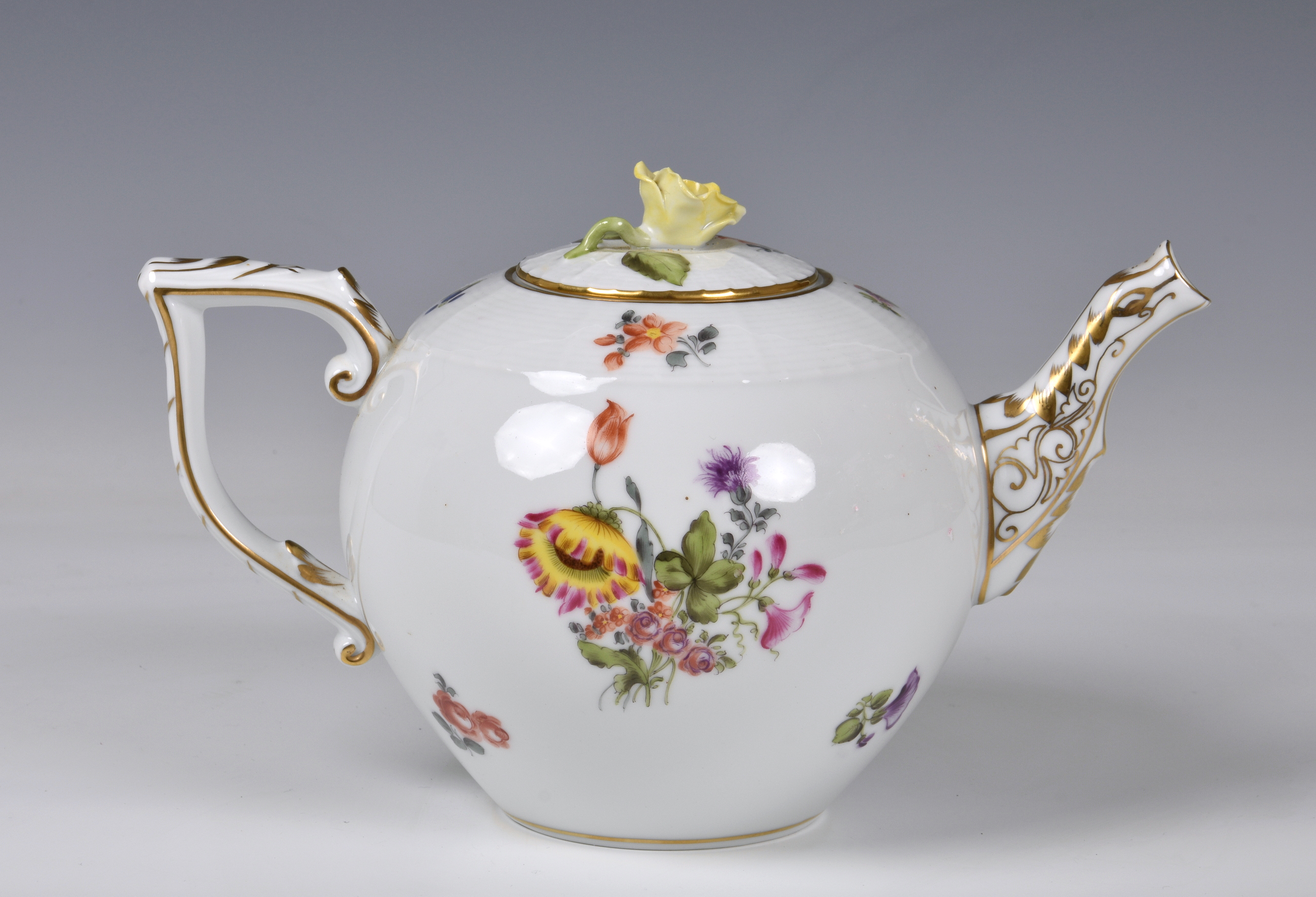 A Herend Teapot, white glaze with hand painted floral design and gilded decoration to handle and - Image 3 of 4