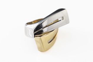 An 18ct white and yellow gold crossover ring
